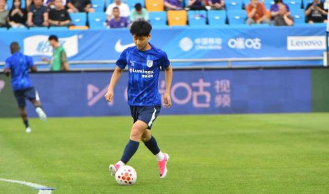 开云体育-Kaiyun Sports-大连英博中超赛前热身图片，斯坦丘+毛伟杰等身穿深蓝色球衣亮眼|马莱|大连读行足球俱乐部|尼古拉·斯坦丘|中超联赛|李国旭_新浪体育_新浪新闻